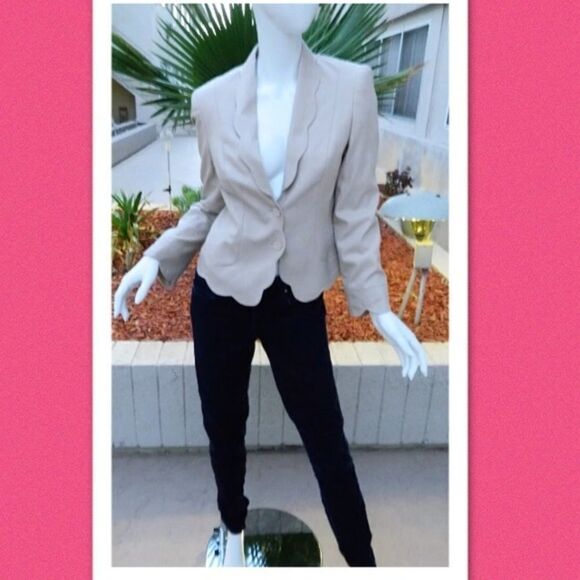 Escada Jackets & Blazers - Escada Beige Wool and Silk Blazer‎